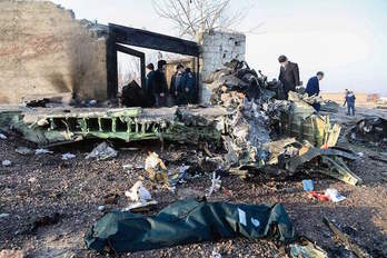 Restos del avión ucraniano estrellado en las inmediaciones del aeropuerto de Teherán. (Rohhollah VADATI/ISNA-AFP)