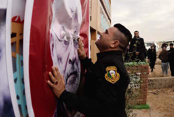 Un miembro de las fuerzas de seguridad iraquíes en el funeral del líder de la milicia chií muerto en el ataque de EEUU. (Haidar HAMDANI/AFP)