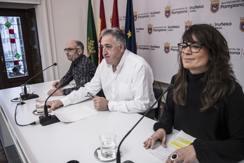 Joxe Abaurrea, Joseba Asiron y Maider Beloki, ediles de EH Bildu, en la comparecencia de hoy en Iruñea. (Jagoba MANTEROLA/FOKU)
