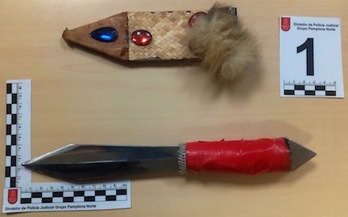 Imagen del cuchillo que portaba el detenido por amenazar de muerte a su expareja. (POLICÍA FORAL)