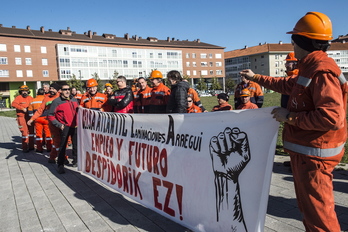 La plantilla de Celsa Atlantic se ha concentrado frente a la sede del Gobierno de Lakua en Gasteiz. (Marisol RAMIREZ / FOKU)