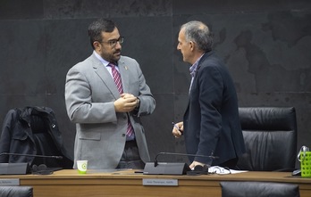 El vicepresidente Ramírez y Araiz (EH Bildu) conversan en el pleno. (Jagoba MANTEROLA | FOKU)