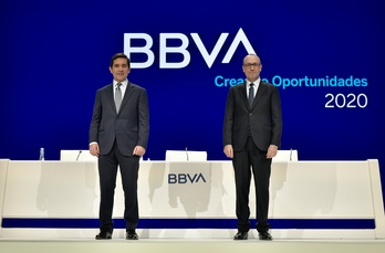 El presidente de BBVA, Carlos Torres Vila, y el consejero delegado, Onur Genç, hoy en Bilbo.