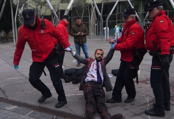 Ertzainas arresta a uno de los activistas que ha protagonizado la protesta.