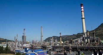 Vista de la refinería de Muskiz. (Luis JAUREGIALTZO/FOKU)