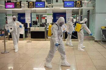 La UME realizando labores de desinfección en el aeropuerto barcelonés de El Prat. (Josep LAGO/AFP)
