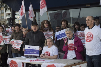 La plataforma Stop Desahucios, en unas de sus iniciativas en Benta Berri. (Juan Carlos Ruiz/FOKU)