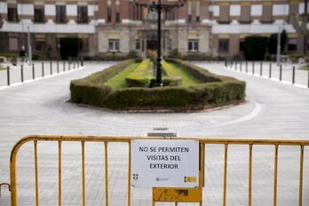 Cartel alertando de que no se permiten visitas en un residencia de Gasteiz. (Raul BOGAJO/FOKU)