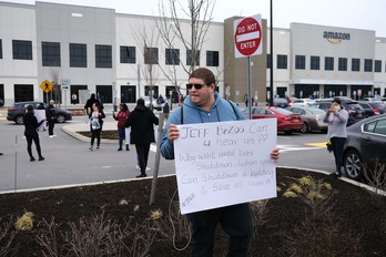 Trabajadores de Amazon en huelga realizan una protesta ante sus instalaciones en Staten Island, Nueva York. (Spencer Platt | AFP)