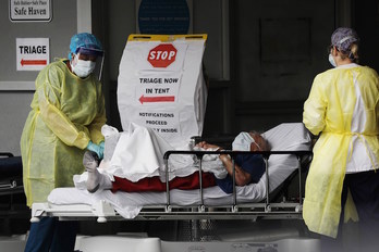 Un enfermo, evacuado al hospital en Nueva York. (Spencer PLATT | AFP)