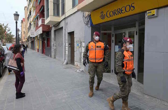 Dos militares, por las calles de Valencia. (José JORDÁN / AFP)