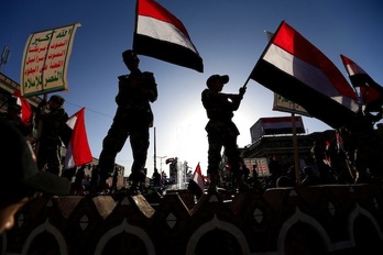 Huthien jarraitzaileak Yemengo banderekin egunsentian. (Mohammed HUWAIS-AFP) 