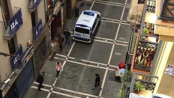 La Policía Municipal de Iruñea ha llevado a cabo un desahucio en la calle Mayor de Iruñea.