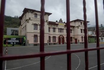 Las escuelas fueron las primeras en confinarse. En la foto, la escuela pública Mendia de Balmaseda. (Luis JAUREGIALTZO/FOKU)