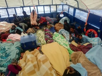 Migrantes a bordo del Aita Mari a la espera de un puerto para desembarcar. (@maydayterraneo)