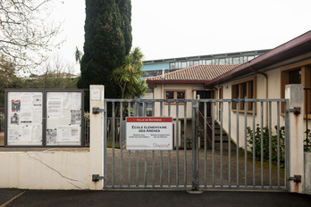 Escuela del céntrico barrio baionarra de Arènes, cerrada por la crisis sanitaria. (Guillaume FAUVEAU)