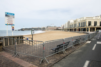Los accesos a la playa de Biarritz, cerrados, al igual que los hoteles. (Guillaume FAUVEAU)
