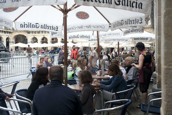 Imagen de archivo de una terraza de Donostia. (Jon URBE/FOKU)
