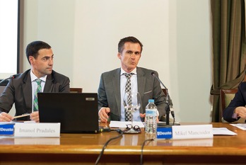 Mikel Mancisidor, Deustoko konferentzia batean. (NAIZ)