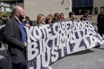 Protesta durante el juicio contra Kote Cabezudo por sus abusos a modelos. (Juan Carlos RUIZ/FOKU)