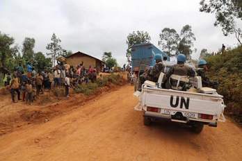 Haur talde bat, «kasko urdinen» konboi bati begira, Kongoko Errepublika Demokratikoan. (Samir TOUNSI/AFP)