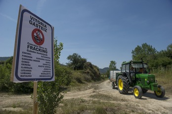 Un cartel con el listado de «concejos libres de fracking» instalado en Subilla Gasteiz con motivo de la acampada de 2015. (Juanan RUIZ | FOKU)