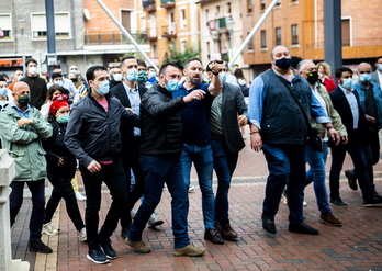 Abascal se muestra desafiante con los antifascistas que protestaron contra el acto de campaña de Vox en Sestao. (Luis JAUREGIALTZO/FOKU)