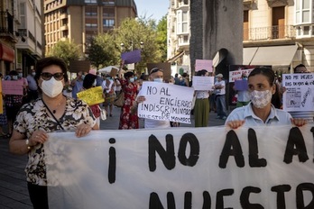 Acto de protesta de los familiares de los usuarios de las residencias alavesas. (Jaizki FONTANEDA/FOKU)