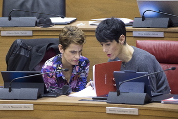 La lehendakari María Chivite, junto a la consejera de Hacienda, Elma Sáiz, en el Parlamento de Nafarroa. (Iñigo URIZ/FOKU)