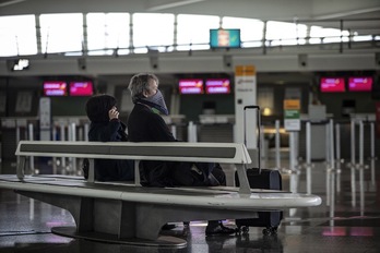 Pasajeros en el aeropuerto de Loiu uno de los primeros días tras decretarse el estado de alarma. (Aritz LOIOLA | FOKU)