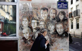 ‘Charlie Hebdo’ astekariaren aurkako erasoan hildakoen omenezko margoa, Parisen. (Thomas COEX/AFP)