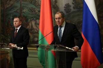 El jefe de la diplomacia rusa, Lavrov, y a su izuierda su homólogo bielorruso, Makei, en Moscú. (AFP)