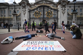 Protesta ecologista ante el Palacio de Buckingham. (Justin TALLIS | AFP)