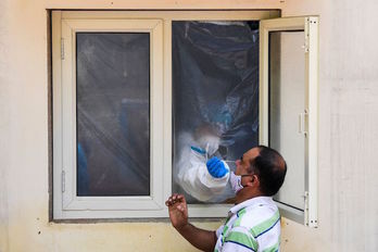 Un sanitario realiza una prueba a una persona en Nueva Delhi, India. (Prakash SINGH / AFP) 
