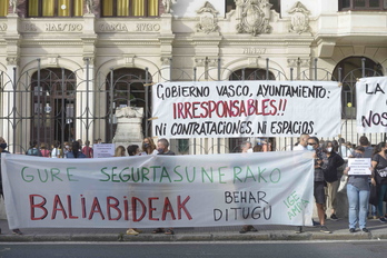 Protesta en el colegio público Maestro García Rivero de Atxuri. (Raúl BOGAJO/FOKU)