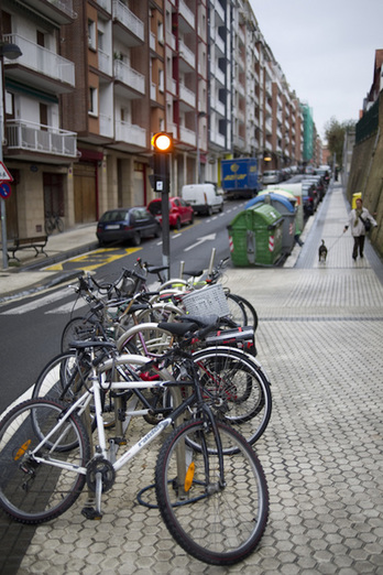 Bicicletas en una calle de Donostia. (Juan Carlos RUIZ/FOKU)
