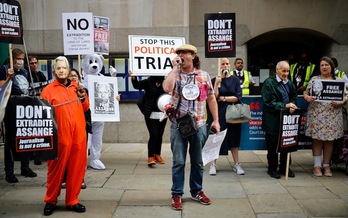 Concentración en apoyo a Julian Assange a las afueras del tribunal Old Bailey, en Londres. (Tolga AKMEN/AFP)