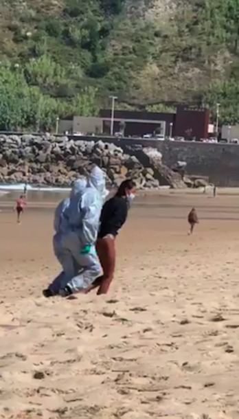 La infractora en cuestión es detenida en la playa de la Zurriola. (@JAVIERSANZ)
