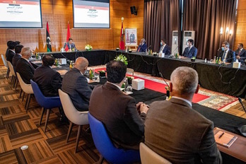 Representantes de los gobiernos libios de Trípoli y Tobruk, en la mesa negociadora de Marruecos. (Fadel SENNA/AFP)
