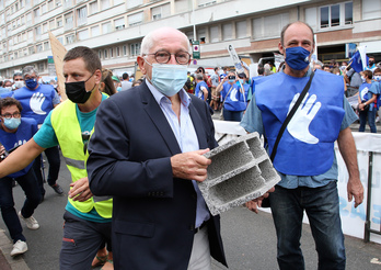 Jea-René Etchegaray durante el acto de desobediencia ante la Subprefectura de Baiona. (Bob EDME)
