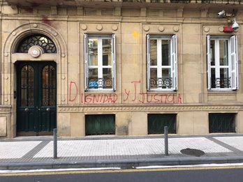 Pintada en la fachada de la sede del PSE en Donostia. (@enekoandueza)
