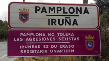 EH Bildu denuncia que Maya quiere eliminar los carteles contra la violencia sexista de las entradas de Iruñea.