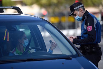 Un policía pide la documentación a una conductora en Madrid durante el cierre de primeros de mes. (Óscar del POZO/AFP)