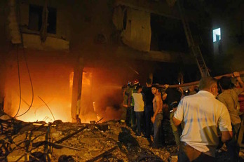 Los bomberos trabajan para extinguir el fuego tras la explosión en Beirut. (AFP)