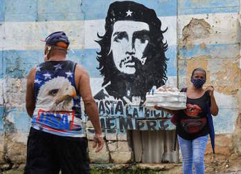Una imagen de Che Guevara en una calle de La Habana. (Yamil LAGE/AFP)