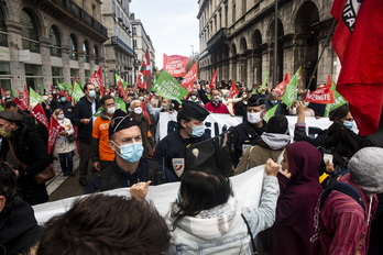 Grupos conservadores y militantes en favor de los derechos cara a cara, el sábado, en Baiona. (Guillaume FAUVEAU)