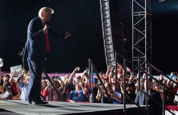 Trump, sin mascarilla, en el mitin de Florida en el que ha retomado la campaña electoral para las presidenciales. (Saul LOEB/AFP)