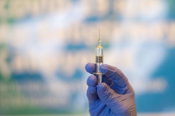 La carrera por la vacuna se desarrolla en todo el mundo. (Yasin AKGUL | AFP)
