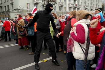  Pensionistas se encaran a un policía antidisturbios en Minsk. (STRINGER/AFP) 