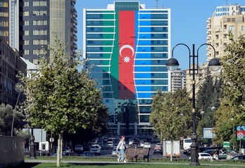  Bandera de Azerbaiyán en la fachada de un edificio en la capital, Bakú. (Tofik BABAYEV(AFP) 